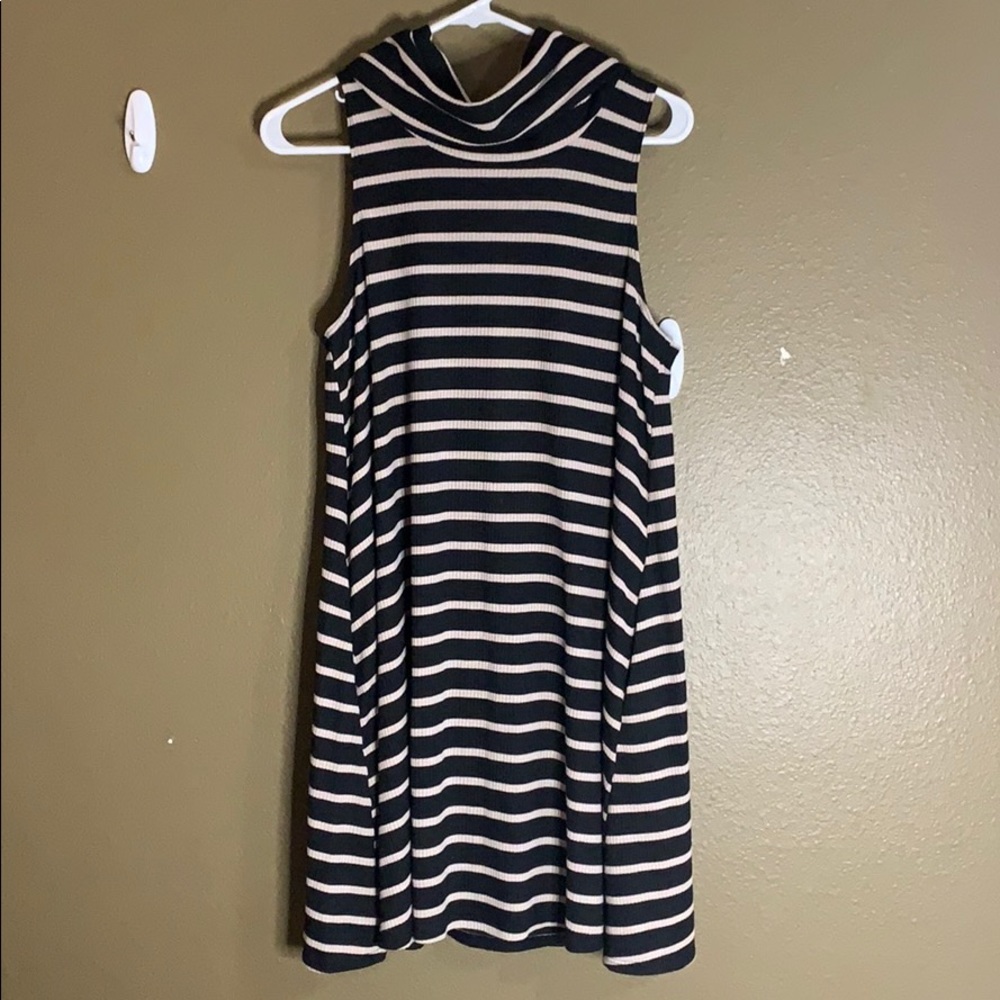 Cowl neck sleeveless dress - size md